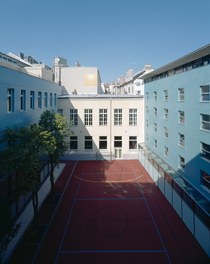 Students Hostel Tigergasse - courtyard with sporting field