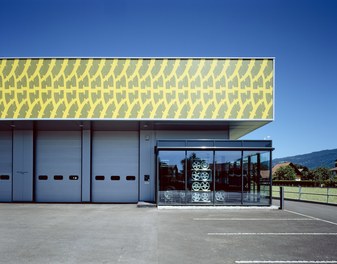 Reifen Fischer - detail of facade