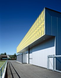 Reifen Fischer - detail of facade