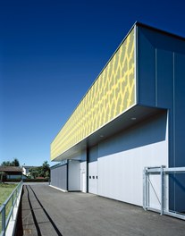 Reifen Fischer - detail of facade
