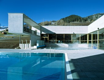 Arlberg Well.com - outdoor pool and mountains