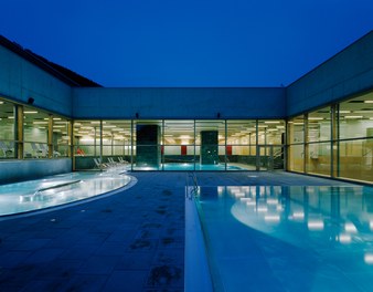 Arlberg Well.com - outdoor pool at night