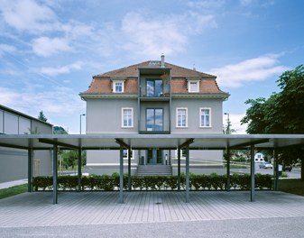 Kreuz und Gendarmerie Lauterach - parking area and entrance