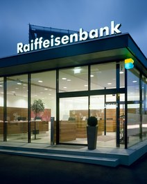 Raiffeisenbank Hatlerdorf - entrance at night