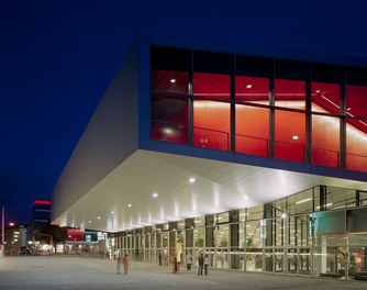 Stadthalle Wien - entrance at night