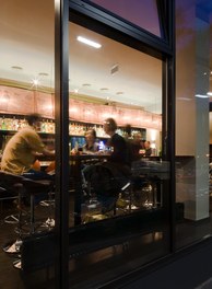 Restaurant and Bar Pulitzer - detail of facade