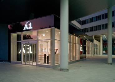 A1 Shop Obere Donaustraße - entrance at night