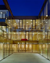 Haus der Generationen - entrance at night