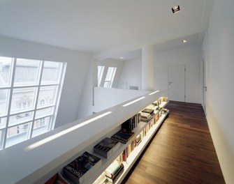 Loft Wiedner Hauptstrasse - corridor with library