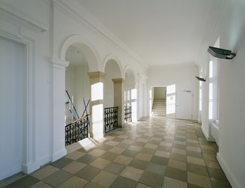 Atelier Belvedere - staircase with entrance
