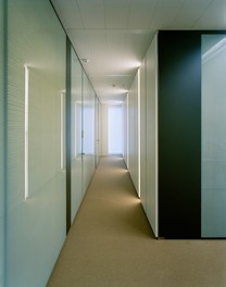 Office Freshfields Bruckhaus Deringer LLP - glass corridor
