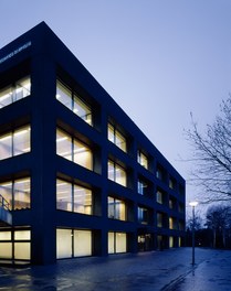 Office Freshfields Bruckhaus Deringer LLP - night shot