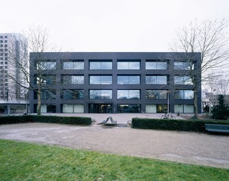 Office Freshfields Bruckhaus Deringer LLP - south facade