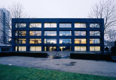 Office Freshfields Bruckhaus Deringer LLP - entrance at night