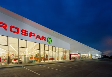 Eurospar Traiskirchen - mall at night