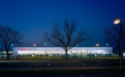 Eurospar Traiskirchen - streetview at night