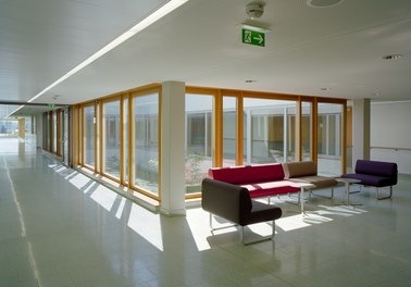 Donauklinikum Tulln - corridor with meeting space