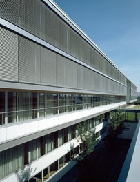 Donauklinikum Tulln - facade with closed shutters