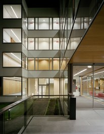 Donauklinikum Tulln - entrance at night
