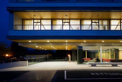 Donauklinikum Tulln - entrance at night