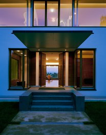 Residence in Währing - entrance at night