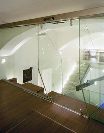 Headquarter Merit - bent glasswall