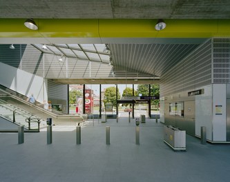 U2 Underground - entrance and ascent to platforms