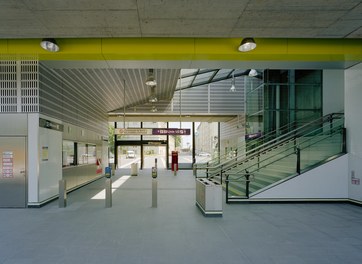 U2 Underground - main space with ticket validation machine
