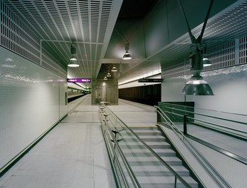 U2 Underground - platform