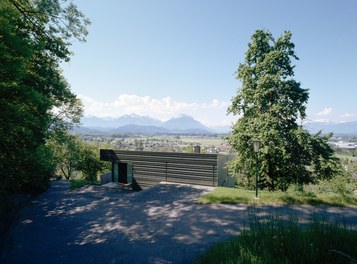 Residence Klammer - entrance and garage