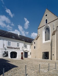 Minoritenkirche Krems-Stein - two entrances
