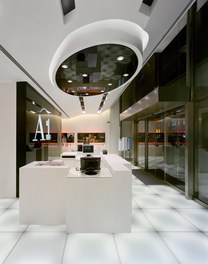 A1 Shop Mariahilfer Straße - show room at night