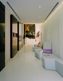 A1 Shop Mariahilfer Straße - corridor and lounge