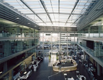 Autohaus Pappas - entrance with reception and showroom 