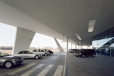 Autohaus Pappas - ramp with parking