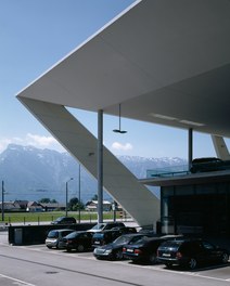 Autohaus Pappas - detail of facade