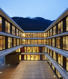 Nursing Home Innsbruck - patio at night