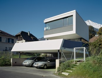 Residence W - general view with carport