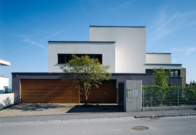 Residence H - entrance and garage