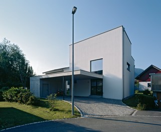 Residence Welzig - entrance and carport