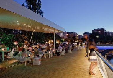 Motto am Fluss - terrace at night