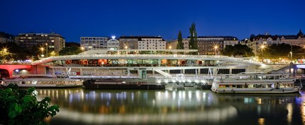 Motto am Fluss - general view at night