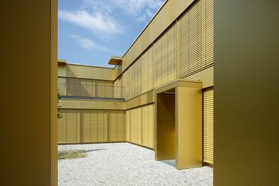 Primary School Wels-Mauth - courtyard with closed shutters