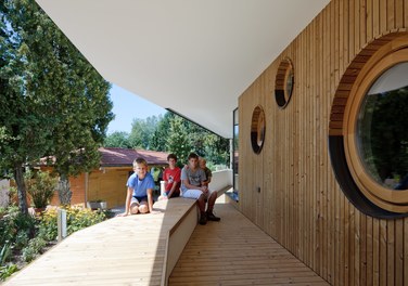 Sozialtherapeutische Wohngemeinschaft Pronegg - terrace with children