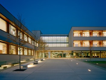 LKH Wolfsberg - Lympf Clinic - entrance at night