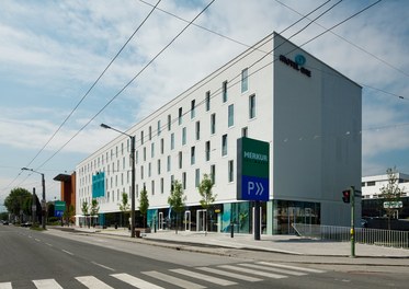 Hotel und Geschäftshaus Salzburg Alpenstrasse - view from street