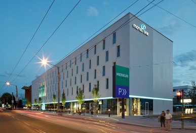 Hotel und Geschäftshaus Salzburg Alpenstrasse - general view at night