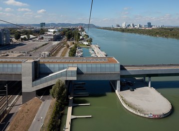 U2 Underground  Station Donaumarina - danube ans skyline