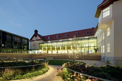 Social Center Schützengarten - courtyard at night
