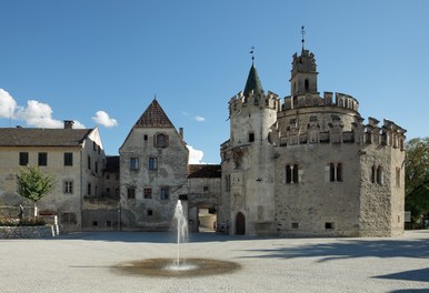 Restructuring  Piazza Neustift - historic structure